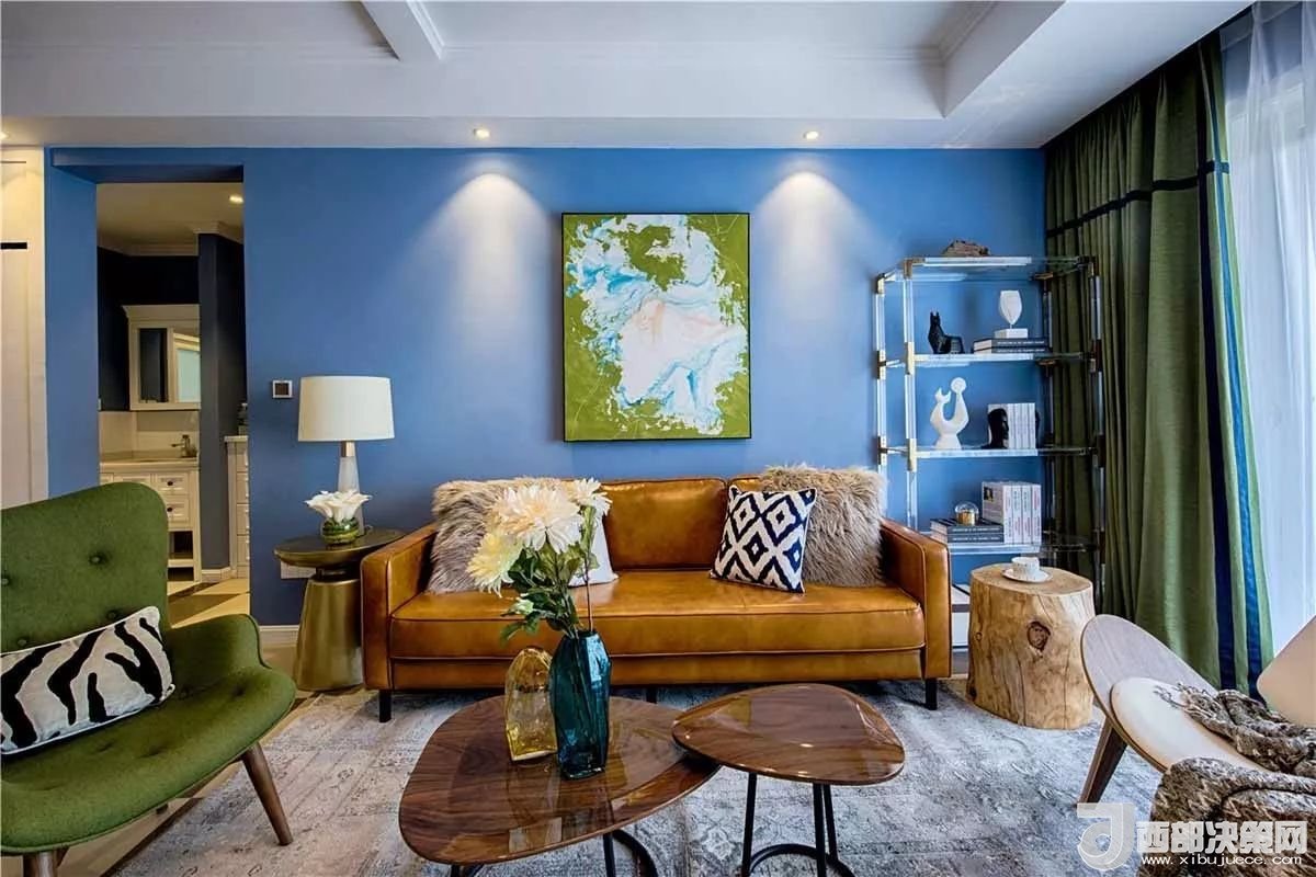 沙發(fā)背景墻選對(duì)裝飾畫，才能美了整個(gè)客廳空間！