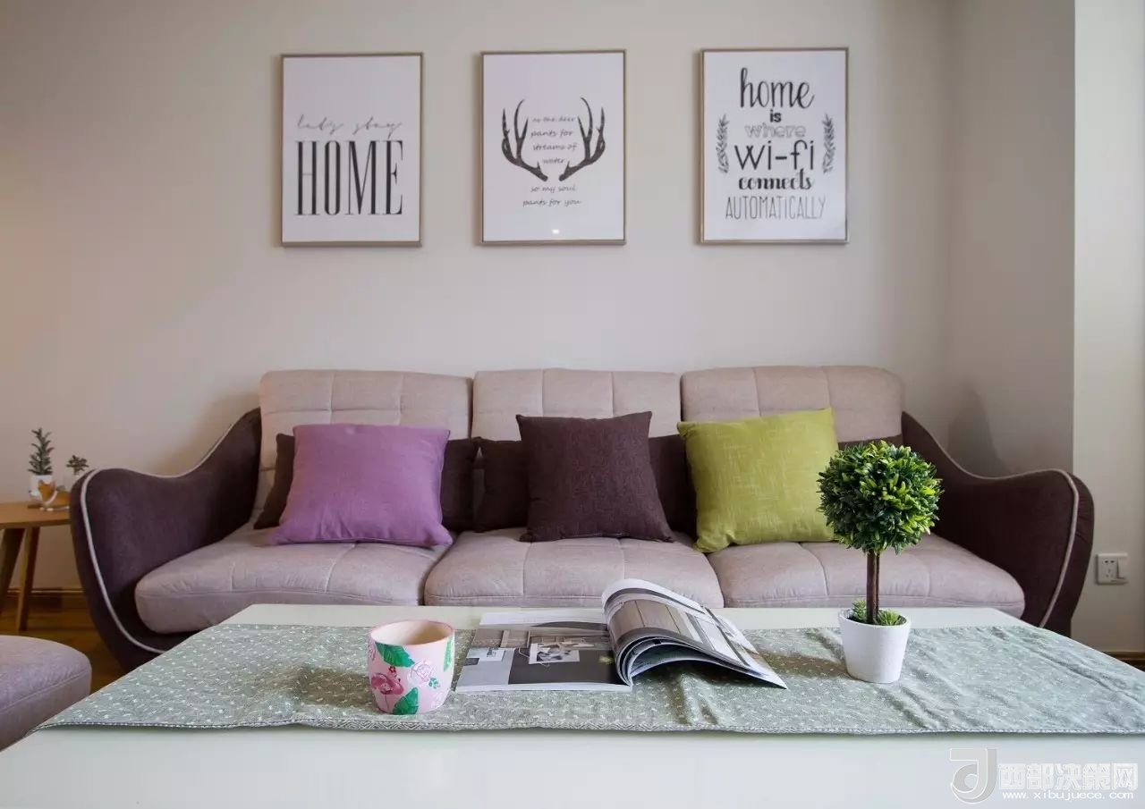 沙發(fā)背景墻選對(duì)裝飾畫，才能美了整個(gè)客廳空間！