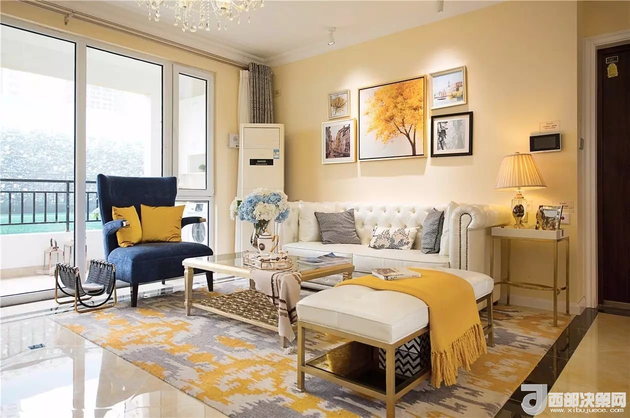 沙發(fā)背景墻選對(duì)裝飾畫，才能美了整個(gè)客廳空間！