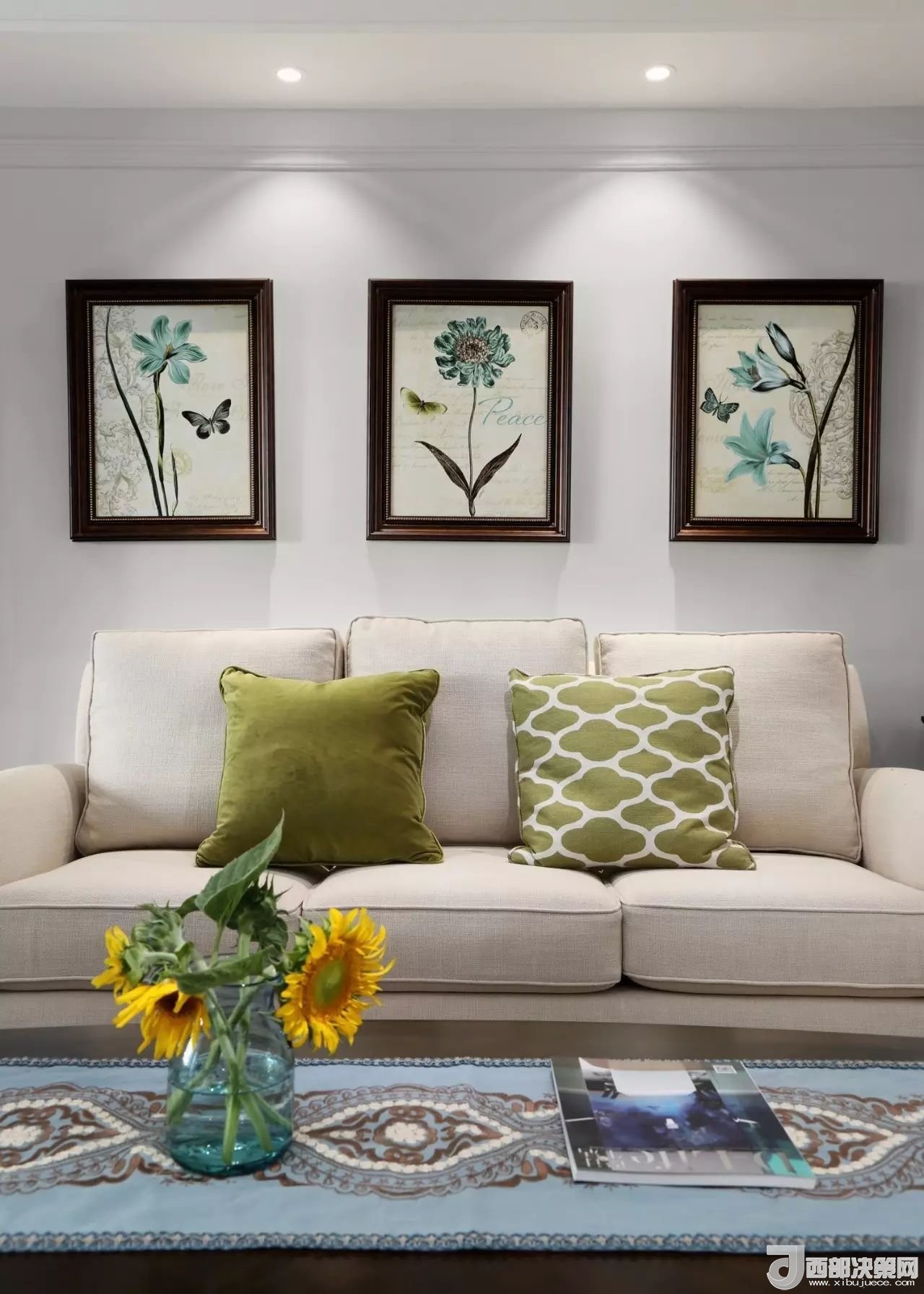 沙發(fā)背景墻選對(duì)裝飾畫，才能美了整個(gè)客廳空間！