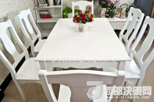 喜歡白色餐桌 但椅子該如何搭配？