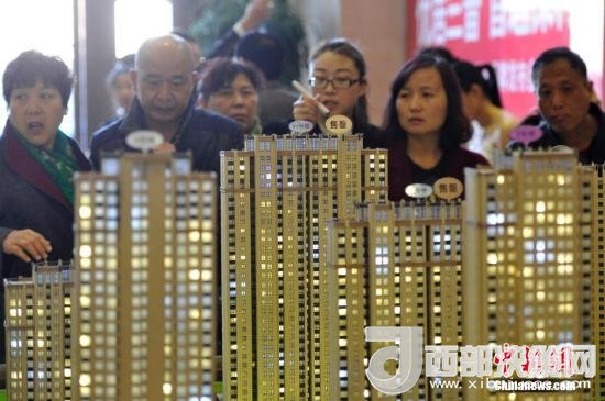 資料圖：民眾選購商品房。 <a target='_blank' >中新社</a>記者 韋亮 攝