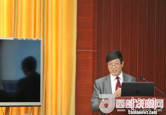 圖為中南大學(xué)教授歐陽友權(quán)在現(xiàn)場作了題為“我國文化產(chǎn)業(yè)發(fā)展的三大拐點與高校的責(zé)任”報告?！≮w曉 攝