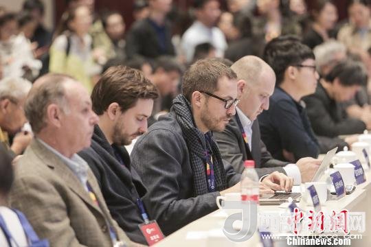 河北工業(yè)設(shè)計(jì)創(chuàng)新中心(以下簡(jiǎn)稱HIDC)啟動(dòng)儀式暨“設(shè)計(jì)促轉(zhuǎn)型·創(chuàng)新贏未來”國(guó)際工業(yè)設(shè)計(jì)工作坊26日在河北省省會(huì)石家莊市舉行。圖為與會(huì)各國(guó)設(shè)計(jì)師。　肖欣 攝