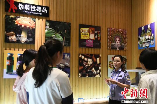 山西省司法行政戒毒系統(tǒng)積極面向社會(huì)開展禁毒警示教育?！　　⊥踅ㄜ?攝