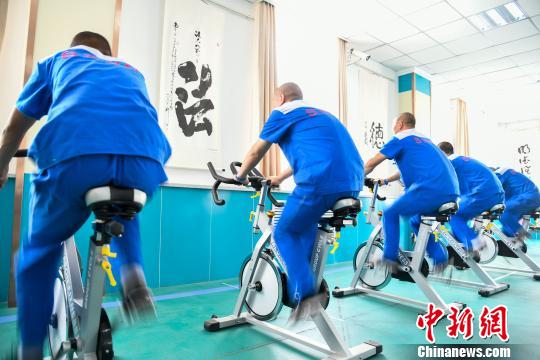山西省戒毒人員正在進(jìn)行身體鍛煉?！⊥踅ㄜ?攝
