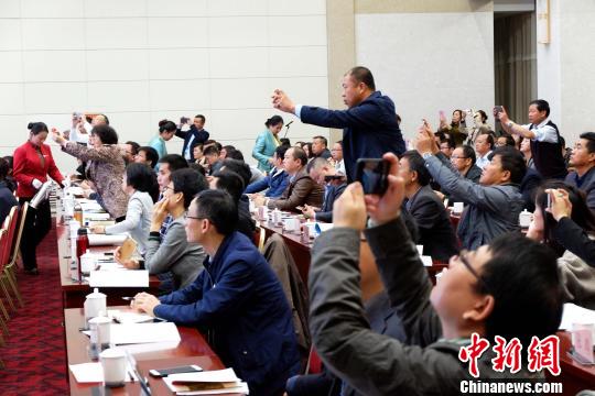 圖為與會嘉賓認(rèn)真聽取專家演講。　李雋 攝