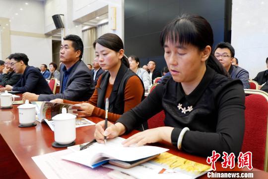 圖為與會嘉賓聆聽專家演講?！±铍h 攝