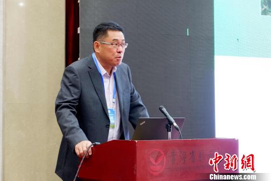 圖為青海省農(nóng)林科學(xué)院副院長、國家大麥青稞產(chǎn)業(yè)技術(shù)體系崗位科學(xué)家遲德釗正在發(fā)言?！±铍h 攝