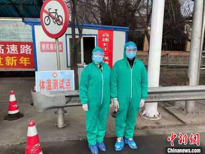 鄉(xiāng)鎮(zhèn)衛(wèi)生院和社區(qū)衛(wèi)生中心工作人員排查發(fā)熱患者。　介休市醫(yī)療集團供圖 攝