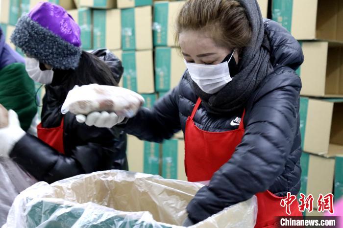 當(dāng)雄縣民眾將牦牛肉裝箱?！‘?dāng)雄縣 供圖 攝