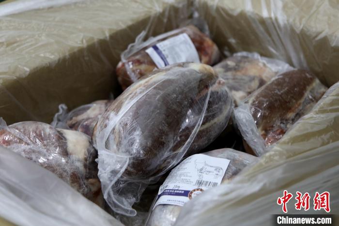 當(dāng)雄縣援鄂物資中的牦牛肉，圖中的為腱子肉，是牦牛肉中的“極品”?！‘?dāng)雄縣 供圖 攝
