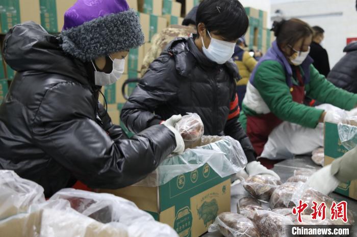 當(dāng)雄縣民眾打包當(dāng)?shù)氐奶禺a(chǎn)，“有身份證”牦牛肉?！‘?dāng)雄縣 供圖 攝