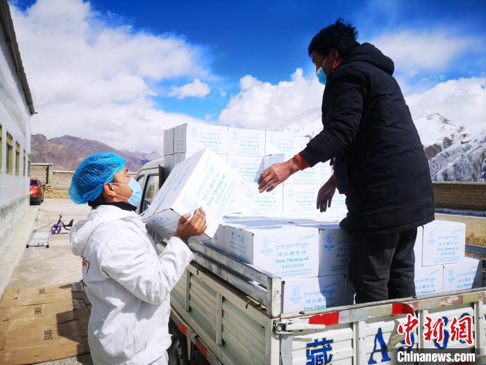 圖為工作人員搬運(yùn)物資。堆龍德慶區(qū)宣傳部供圖