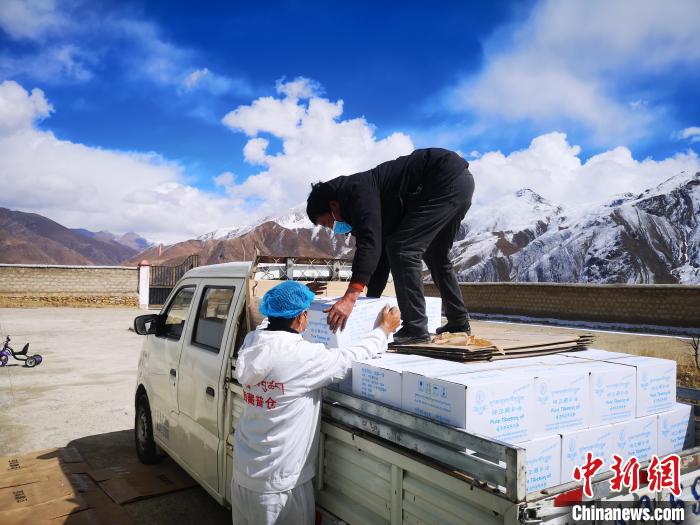 圖為工作人員搬運(yùn)物資。堆龍德慶區(qū)宣傳部供圖