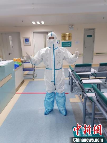 徐陶在工作中。四川援助湖北醫(yī)療隊供圖