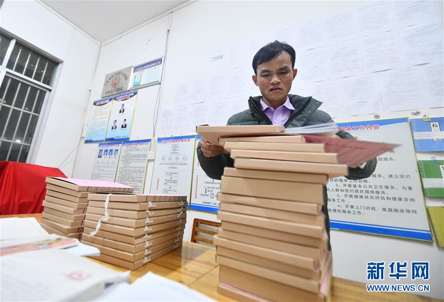 (決戰(zhàn)決勝脫貧攻堅(jiān)·圖文互動)(1)另一種“逆行”——廣西5300余名駐村第一書記提前返崗?fù)渡怼皟删€作戰(zhàn)”