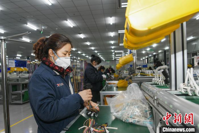 工人戴著口罩搶抓生產(chǎn)?！】到?攝