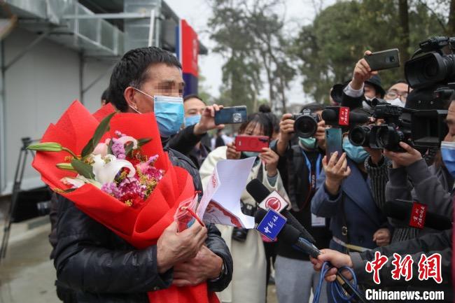 圖為貴州省最后一名新冠肺炎確診患者從貴州省將軍山醫(yī)院出院，患者接受媒體采訪?！■暮陚?攝