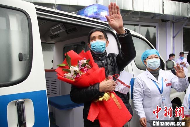 圖為貴州省最后一名新冠肺炎確診患者從貴州省將軍山醫(yī)院出院，患者與眾人揮手告別?！■暮陚?攝