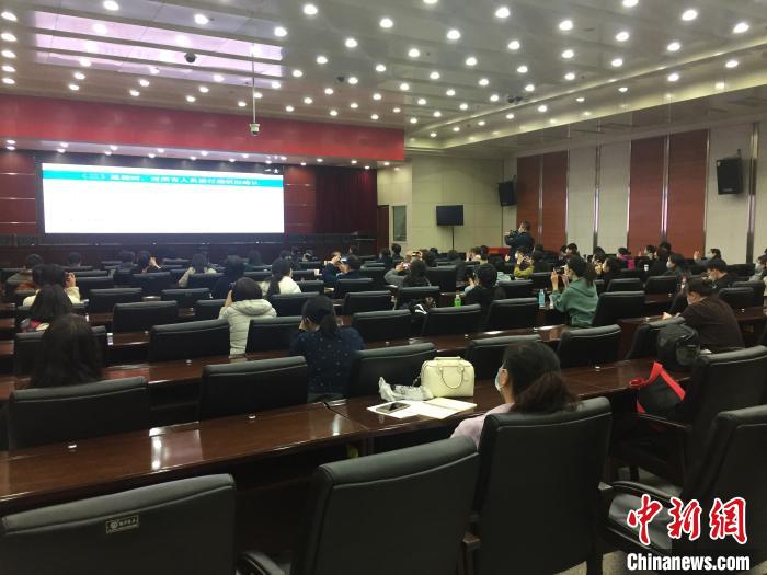 山西選派554名疫情防控指導(dǎo)員駐校指導(dǎo)高三年級開學(xué)疫情防控。　高瑞峰 攝