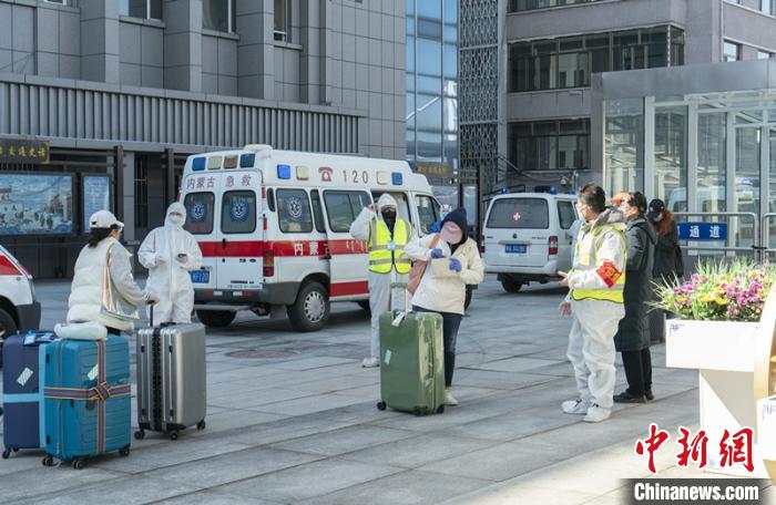 圖為呼和浩特車(chē)站“外防輸入”?！∠牧?攝