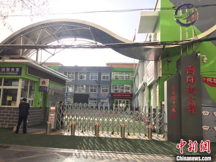 校門口設置臨時等候區(qū)，區(qū)域四周5米為禁行區(qū)?！「呷鸱?攝