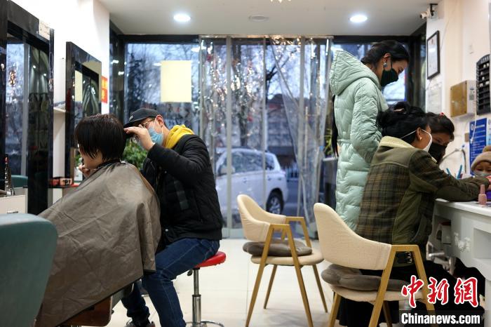 拉薩市民在一美發(fā)店理發(fā)、美甲?！〗w波 攝