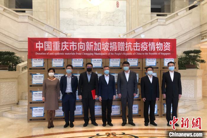 圖為捐贈方與接收方代表合影留念?！⑾嗔?攝