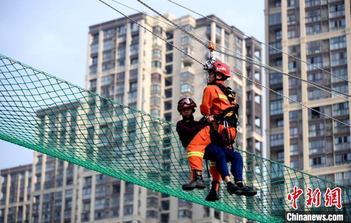 新消防員進(jìn)行T型救援操展示?！⒅铱?攝