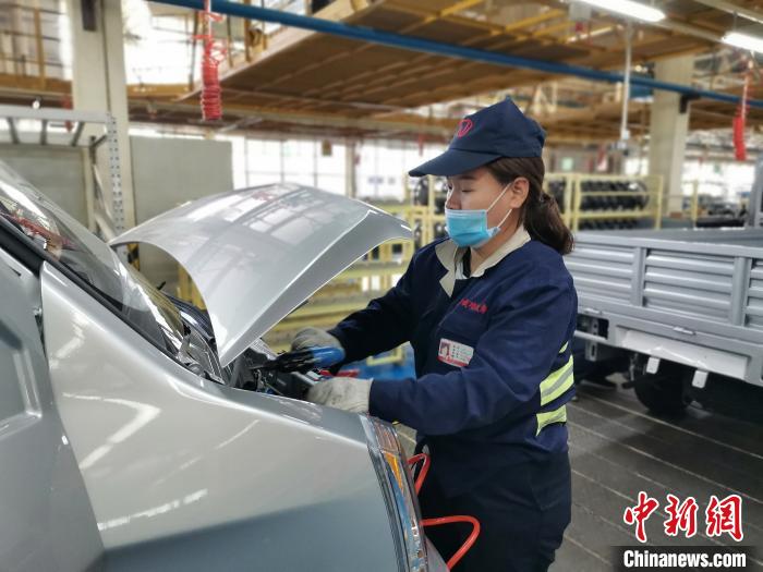 在滿足國外市場供應(yīng)的同時，成功汽車也緊盯國內(nèi)市場，拓渠道保銷量。　高飛 攝