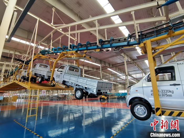 成功汽車是山西省重點(diǎn)轉(zhuǎn)型項(xiàng)目，擁有國內(nèi)先進(jìn)的零部件、發(fā)動機(jī)整機(jī)自動裝配和發(fā)動機(jī)生產(chǎn)線、實(shí)驗(yàn)線，還有國際一流的工業(yè)機(jī)器人?！「唢w 攝