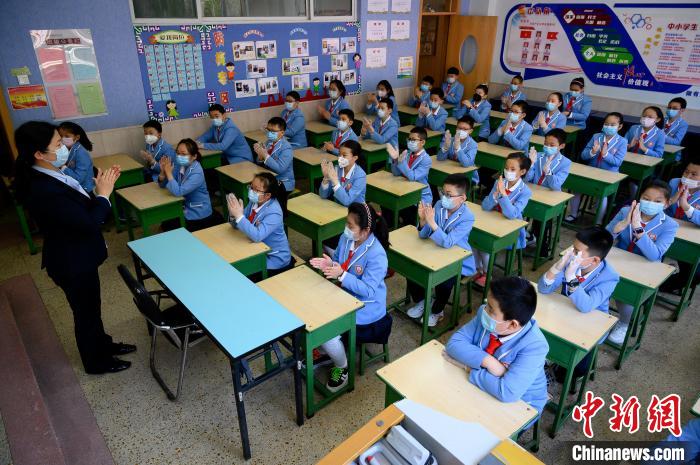 學(xué)校是人群密集場(chǎng)所，山西省疫情防控工作領(lǐng)導(dǎo)小組要求，要周密閉環(huán)做好疫情防控?！№f亮 攝