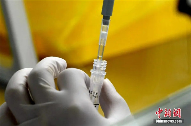 資料圖：工作人員正在準備檢測試劑。<a target='_blank'  data-cke-saved- >中新社</a>記者 王東明 攝