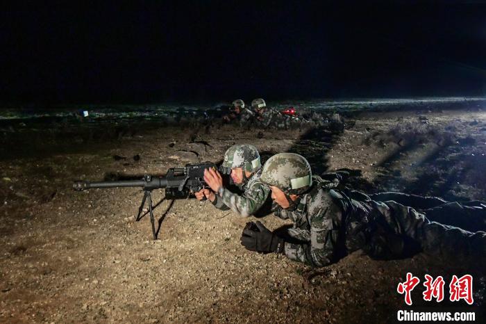 夜間狙擊手摧毀敵探照燈。　蒲津 攝