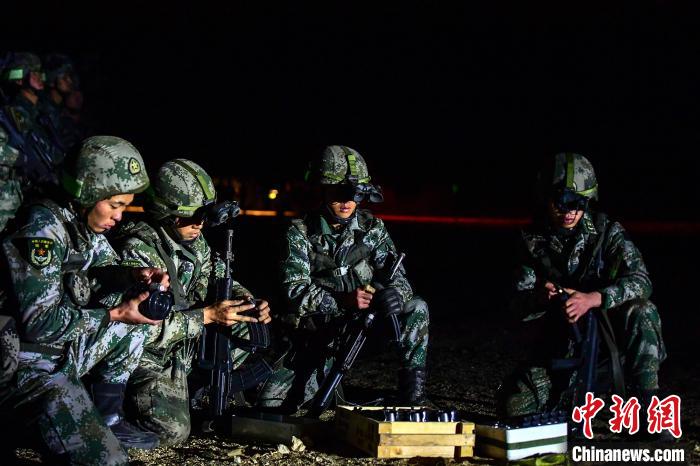 戰(zhàn)士正在補(bǔ)充彈藥?！∑呀?攝