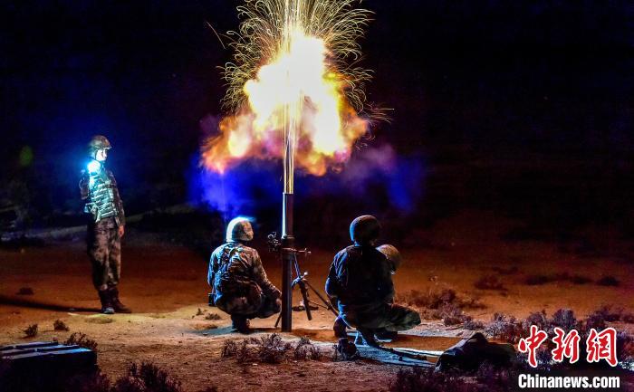 演練中偵察兵在夜間利用迫擊炮摧毀敵輕型裝甲。　郭東東 攝