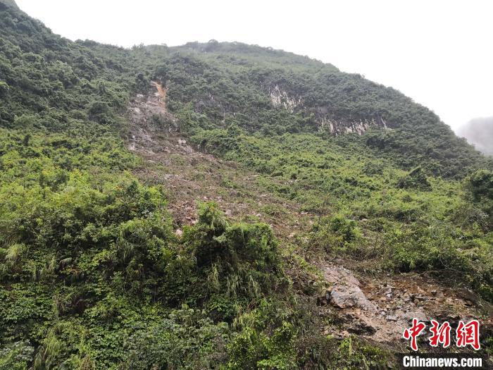 山體滑坡處?！↑S鵬 攝