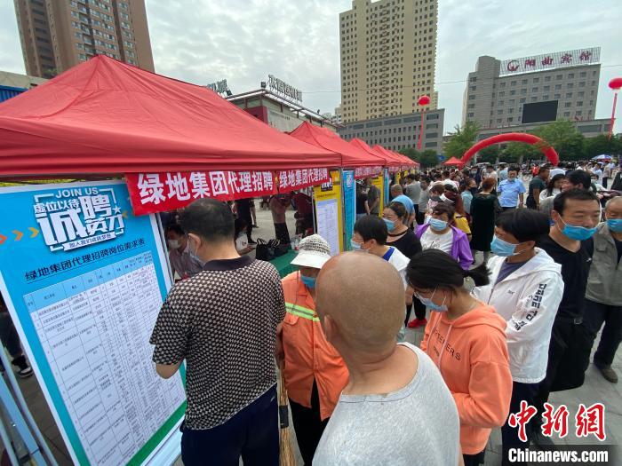 一些知名企業(yè)展臺前，投遞簡歷、咨詢就業(yè)的人絡繹不絕。　屈麗霞 攝