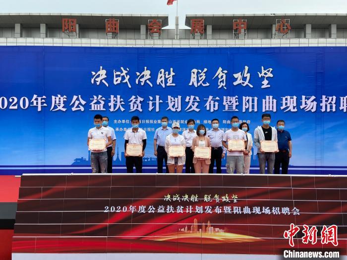 在現(xiàn)場，綠地集團與困難就業(yè)群體就業(yè)代表簽署勞務合同，并為首批6名就業(yè)代表頒發(fā)上崗證書?！∏愊?攝