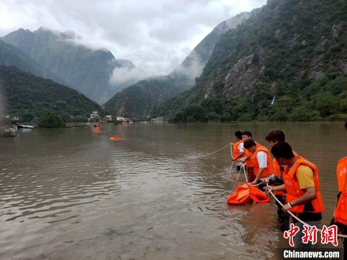 救援人員正在全力營救被困群眾?！〉ぐ托峁?攝