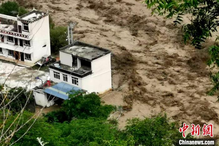 洪水淹沒房屋?！〉ぐ托峁?攝