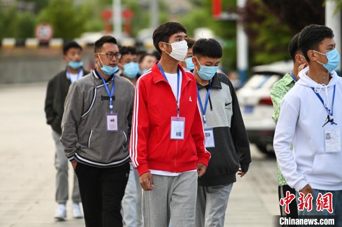 7月7日，考生在拉薩三高考點(diǎn)外有序排隊(duì)，等待進(jìn)入考場(chǎng)?！『闻罾?攝