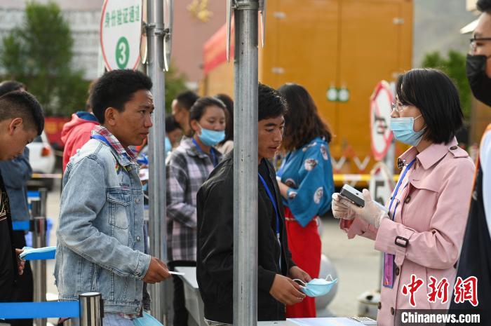 7月7日，考生在拉薩三高考點(diǎn)外進(jìn)行身份證件核驗(yàn)?！『闻罾?攝