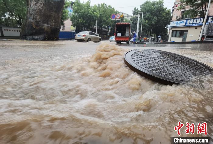 圖為重慶萬州城區(qū)積水嚴(yán)重。　重慶萬州區(qū)委宣傳部供圖 攝
