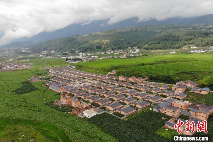 甲甲溝村新建農(nóng)房掩映在農(nóng)作之間。　張浪 攝