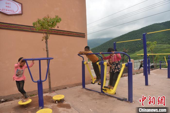 甲甲溝村里玩耍的孩子?！埨?攝