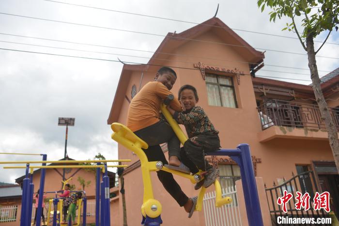 甲甲溝村里玩耍的孩子?！埨?攝