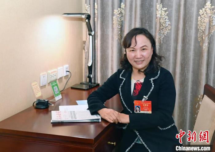 全國人大代表，浙江省臺州市椒江區(qū)大陳實驗學校校長、黨支部書記翁麗芬 蔡榮章 攝