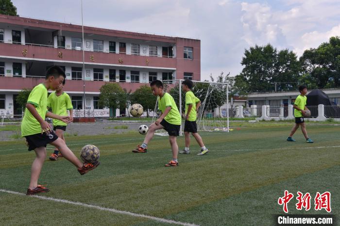 人大代表呼吁篩查防控青少年頸椎、脊柱等健康問題